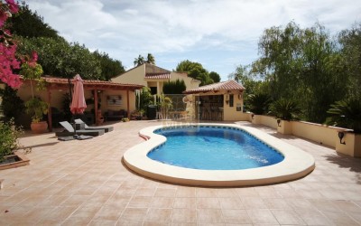 Villa with a guest apartment, swimming pool and spacious outdoor areas in Santa Clara, Altea